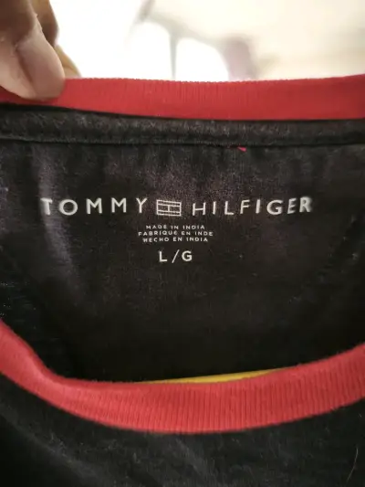 Polera Tommy Hilfiger azul con cuello rojo - miniatura 2