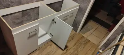 Mueble base de lavaplatos blanco con puertas - miniatura 2