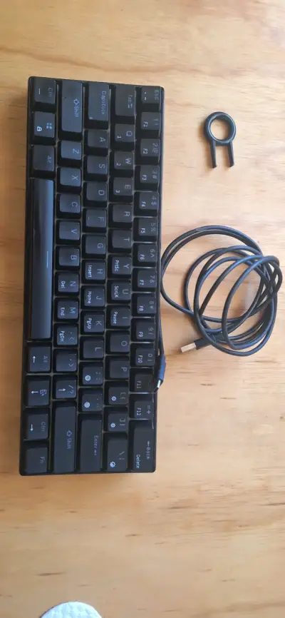 Teclado mecánico gamer compacto con cable USB - miniatura 1
