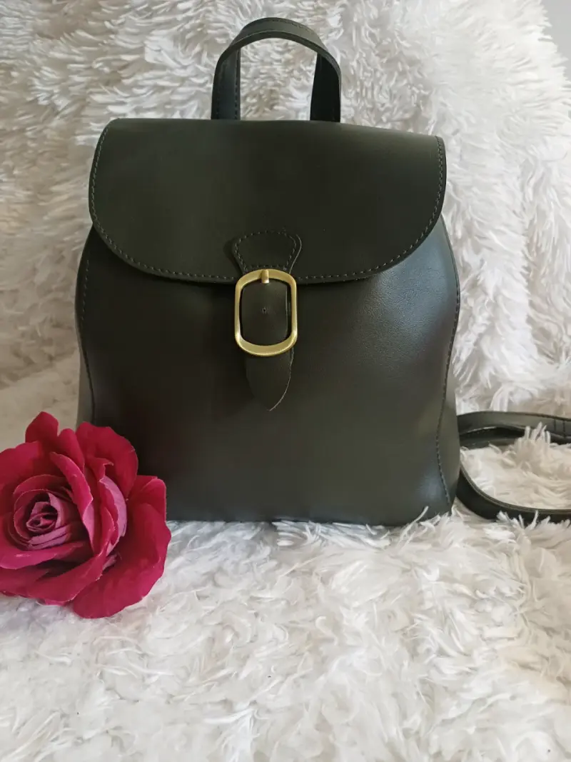 Mochila de cuero verde oscuro con hebilla dorada - 1