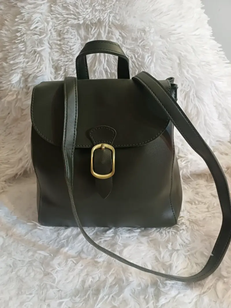 Mochila de cuero verde oscuro con hebilla dorada - 2