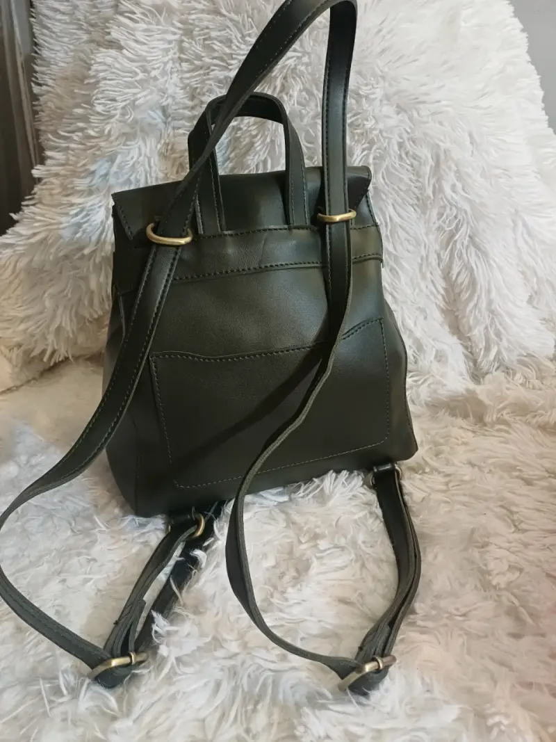 Mochila de cuero verde oscuro con hebilla dorada - 3