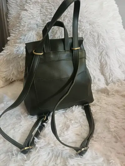 Mochila de cuero verde oscuro con hebilla dorada - miniatura 3