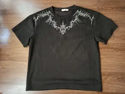 Polera negra con diseño bordado - miniatura 1