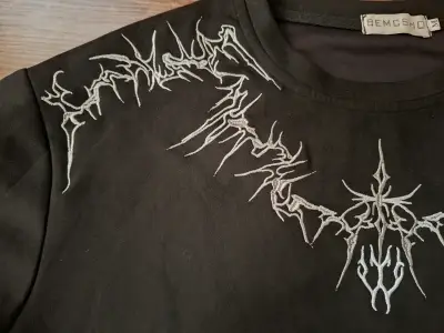 Polera negra con diseño bordado - miniatura 2