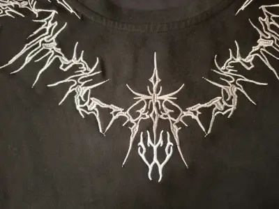Polera negra con diseño bordado - miniatura 3