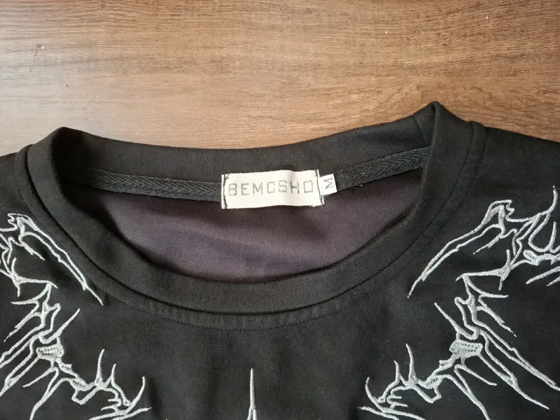 Polera negra con diseño bordado - 4