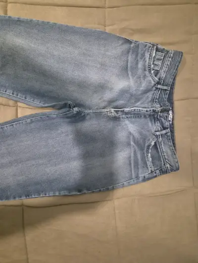 Jeans de mezclilla azul claro para mujer - miniatura 1