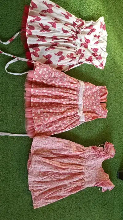 Vestidos de niña estampados en tonos rosados - miniatura 1