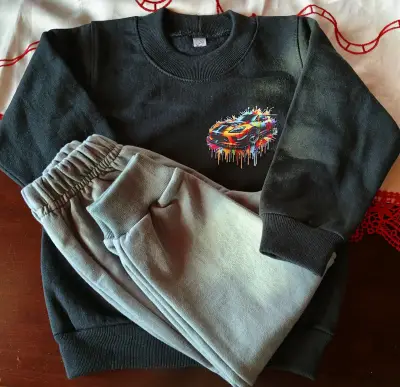 Conjunto de niño con diseño de auto colorido - miniatura 1
