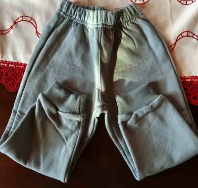 Conjunto de niño con diseño de auto colorido - miniatura 2