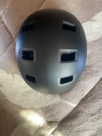 Casco, rodilleras , codera y muñequeras de segurid - miniatura 1