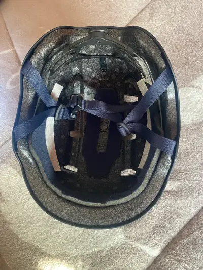 Casco, rodilleras , codera y muñequeras de segurid - miniatura 2