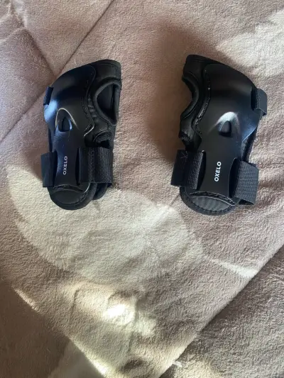 Casco, rodilleras , codera y muñequeras de segurid - miniatura 5