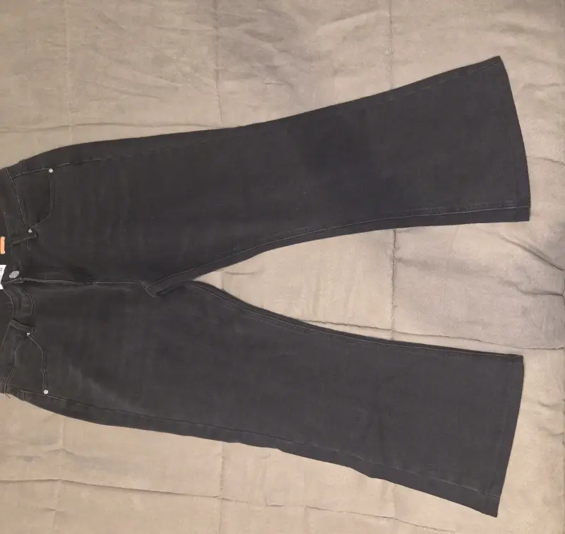 Jeans negros acampanados para mujer - 3