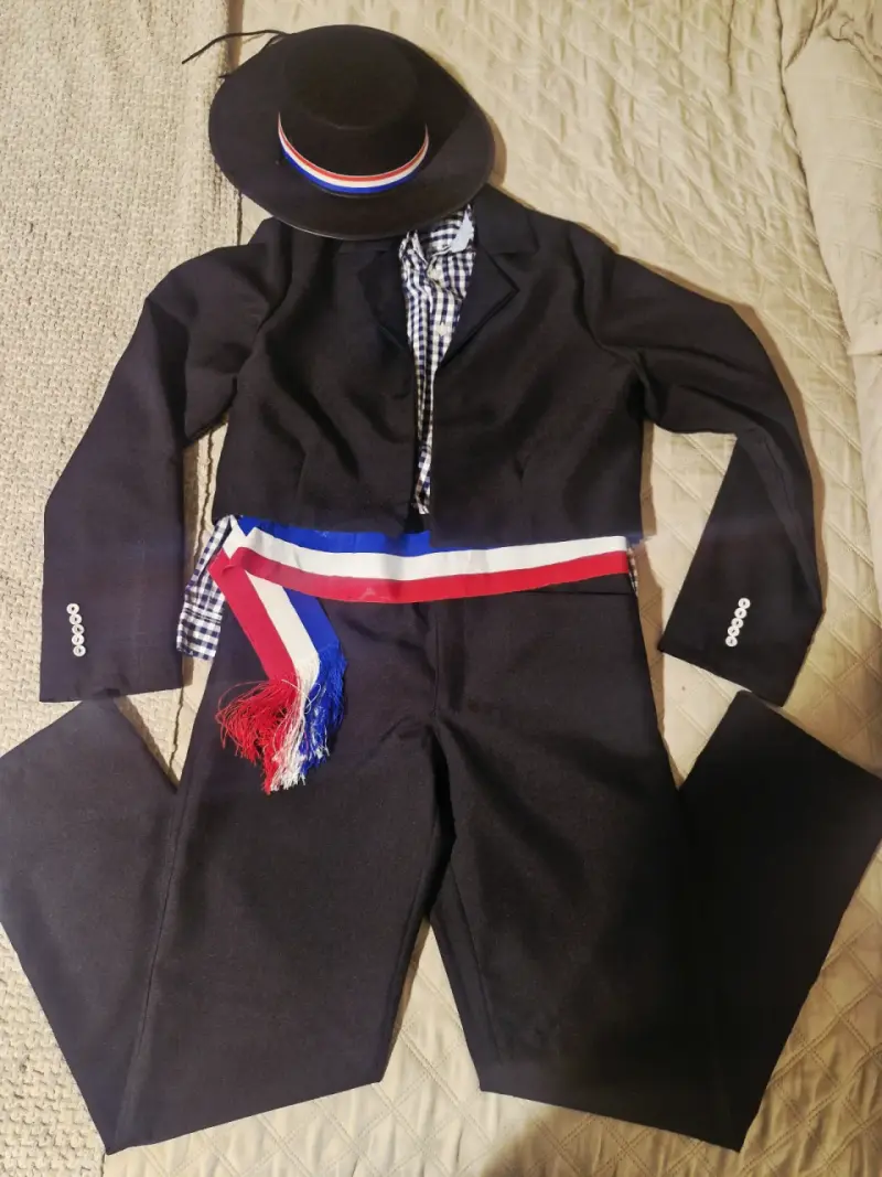 Traje de huaso chileno con sombrero y faja - 1