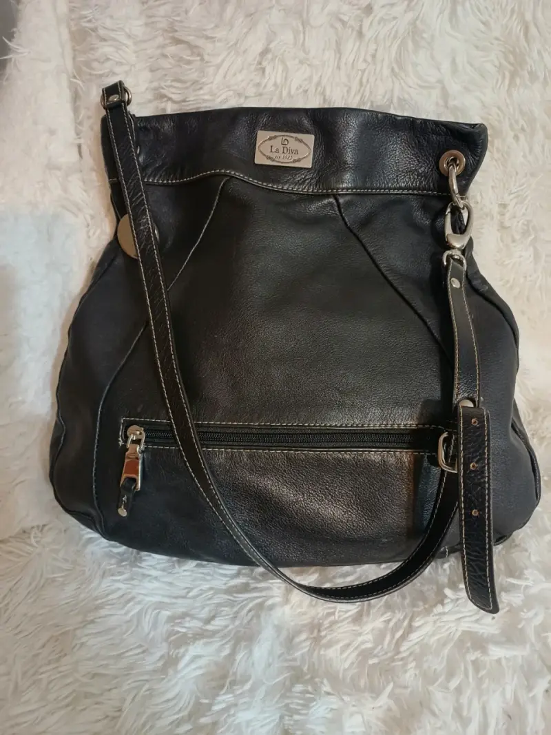 Bolso de cuero negro La Diva con correa ajustable - 2