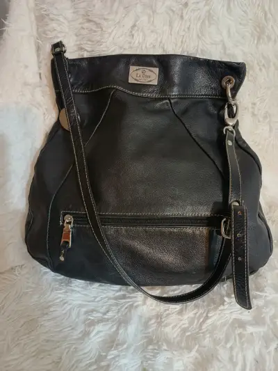 Bolso de cuero negro La Diva con correa ajustable - miniatura 2