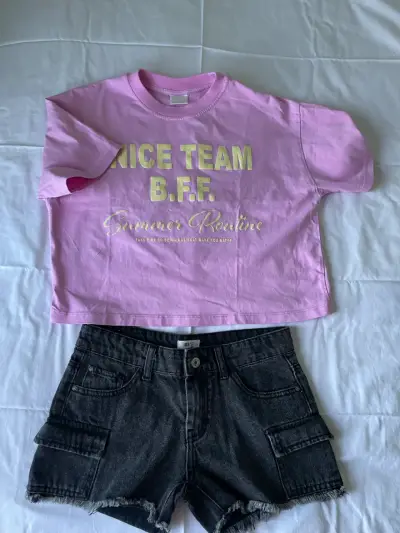 Conjunto de polera rosa y shorts negros para mujer - miniatura 1