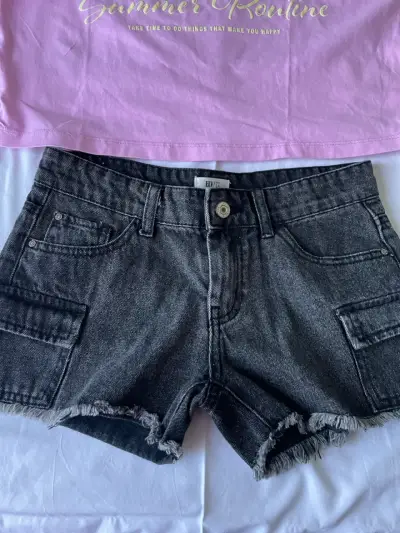 Conjunto de polera rosa y shorts negros para mujer - miniatura 2