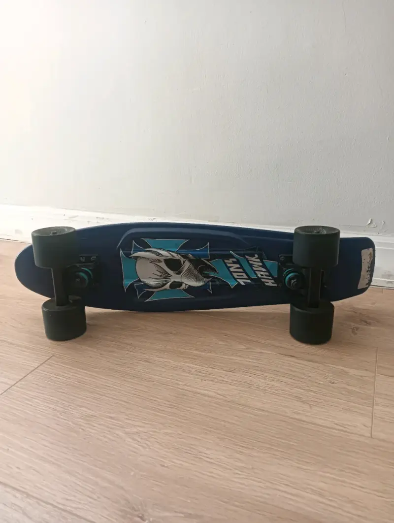 Skateboard Tony Hawk azul con diseño de calavera - 3