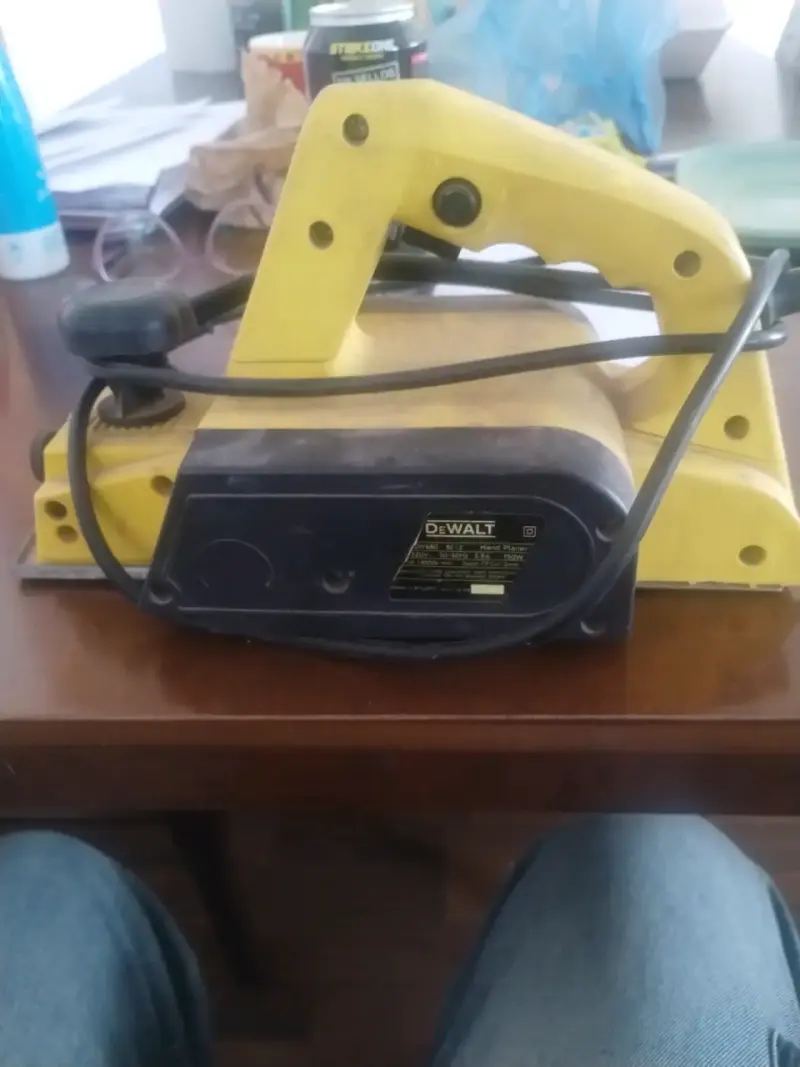 Cepillo Eléctrico DeWalt DW680 para Carpintería - 4