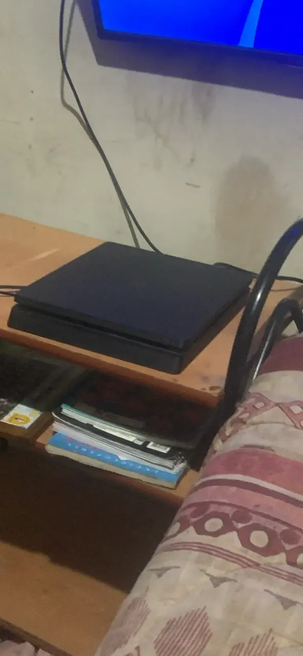 Consola PlayStation 4 con juego The Last of Us - 2