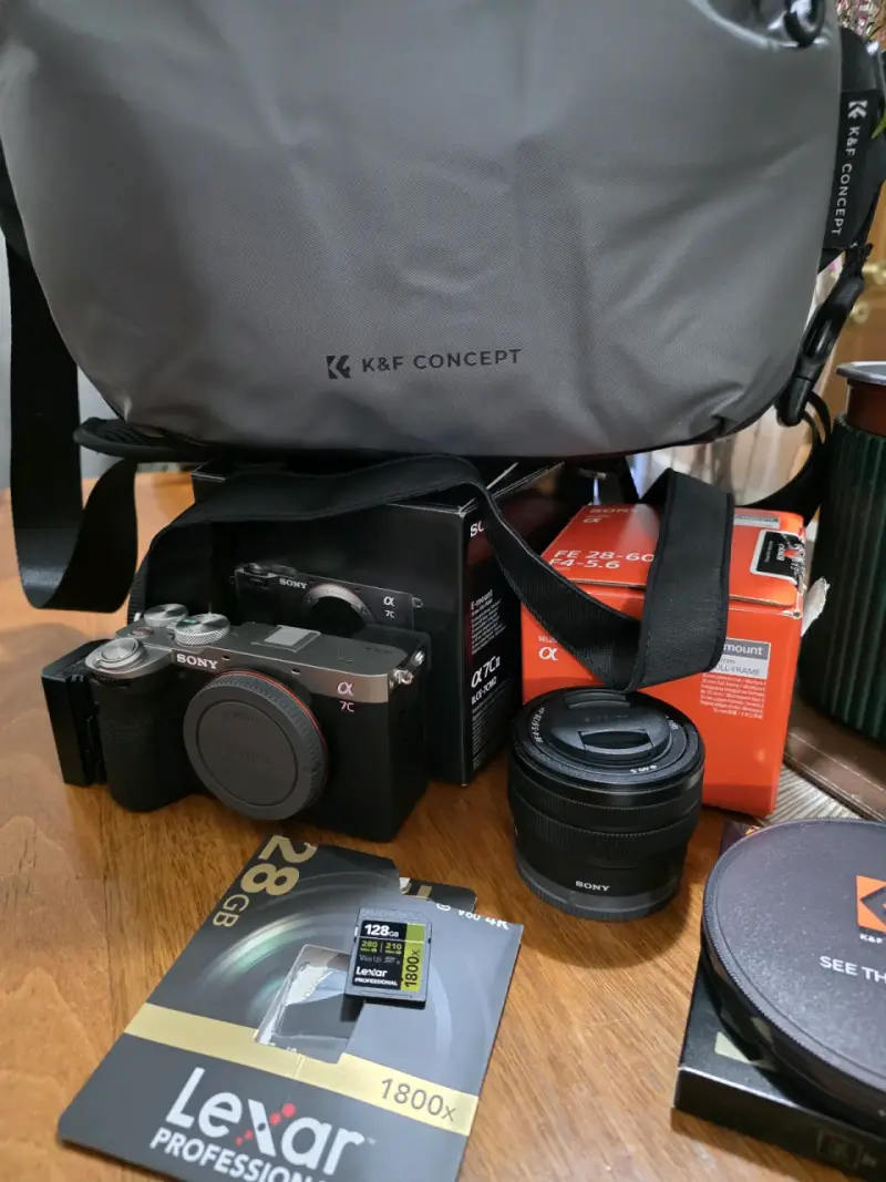 Cámara Sony Alpha 7C II con lente y accesorios - 1
