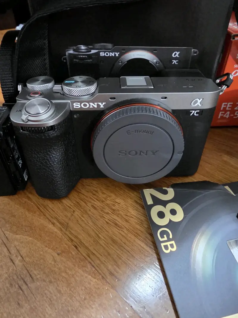 Cámara Sony Alpha 7C II con lente y accesorios - 6