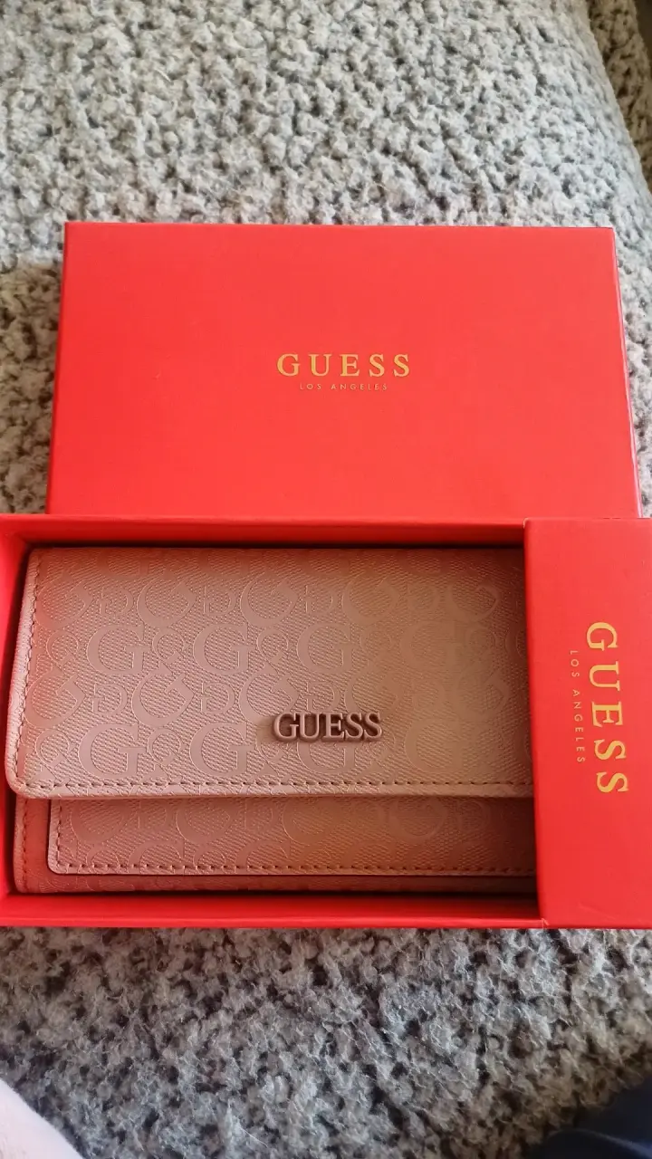 Cartera Guess original rosa con diseño grabado - 1