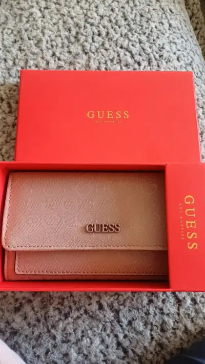 Cartera Guess original rosa con diseño grabado - miniatura 1