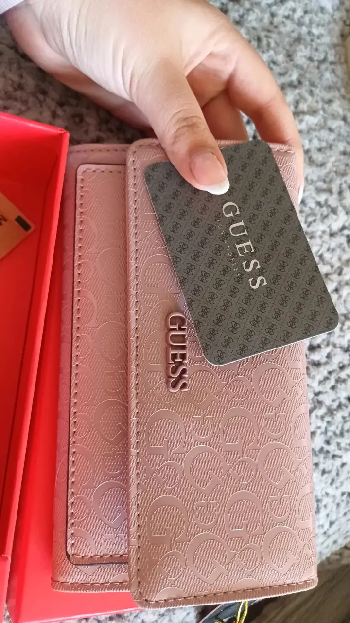 Cartera Guess original rosa con diseño grabado - 2
