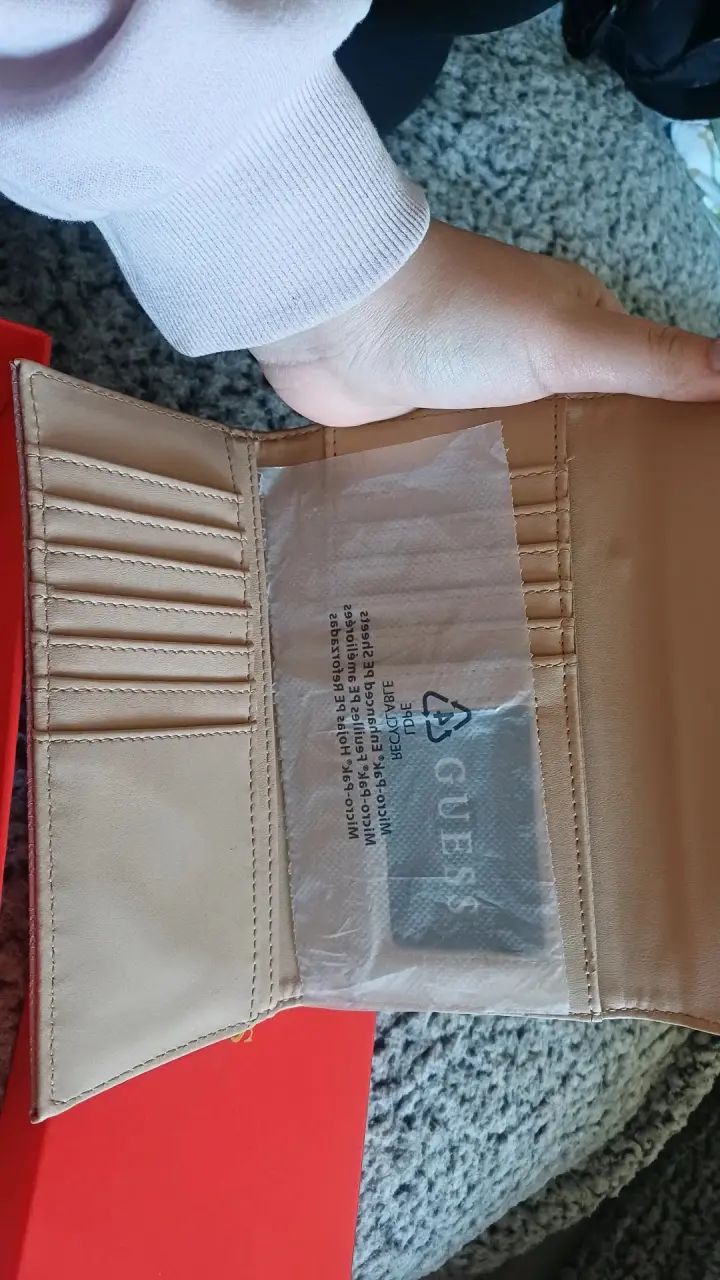 Cartera Guess original rosa con diseño grabado - 3