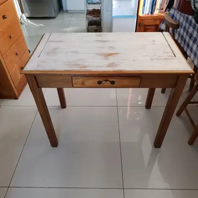 Mesa de madera con acabado envejecido y cajón - miniatura 1