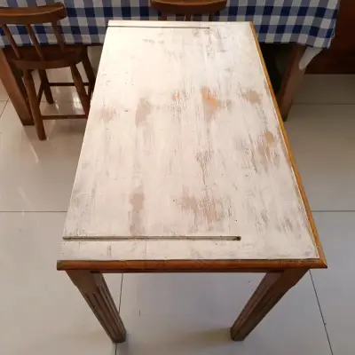 Mesa de madera con acabado envejecido y cajón - miniatura 2