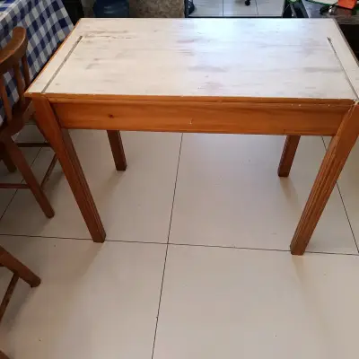 Mesa de madera con acabado envejecido y cajón - miniatura 3
