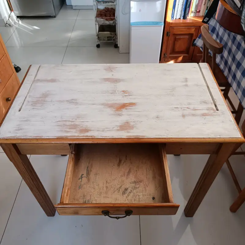Mesa de madera con acabado envejecido y cajón - 4