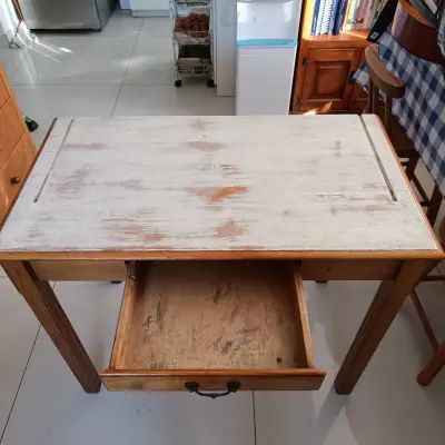 Mesa de madera con acabado envejecido y cajón - miniatura 4