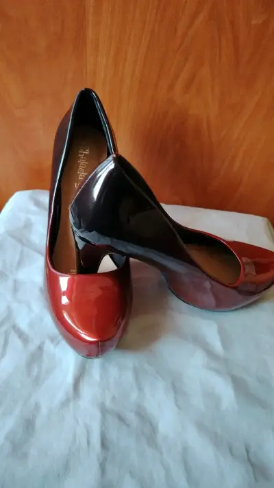 Zapatos de tacón alto bicolor elegante - miniatura 1