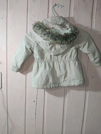 Abrigo de invierno para niña con capucha y forro de piel - miniatura 1