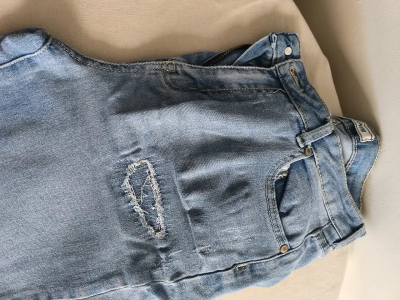 Jeans de mezclilla azul claro con diseño desgastado - 2