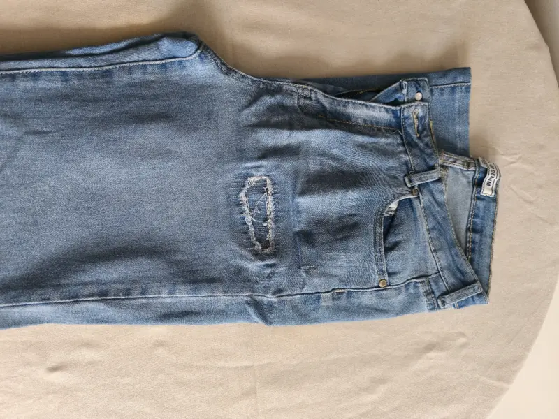 Jeans de mezclilla azul claro con diseño desgastado - 3