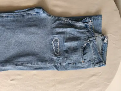 Jeans de mezclilla azul claro con diseño desgastado - miniatura 3