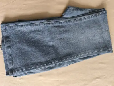 Jeans de mezclilla azul claro con diseño desgastado - miniatura 4