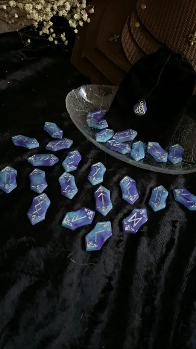 Set de runas vikingas de resina azul y púrpura - miniatura 1