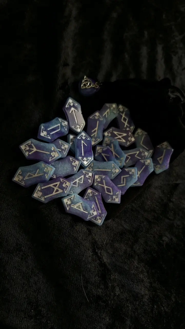 Set de runas vikingas de resina azul y púrpura - 2