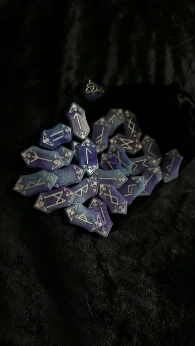 Set de runas vikingas de resina azul y púrpura - miniatura 2