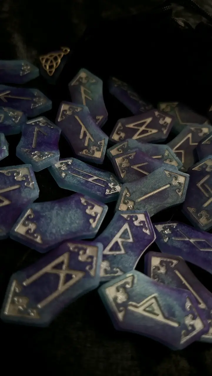 Set de runas vikingas de resina azul y púrpura - 3