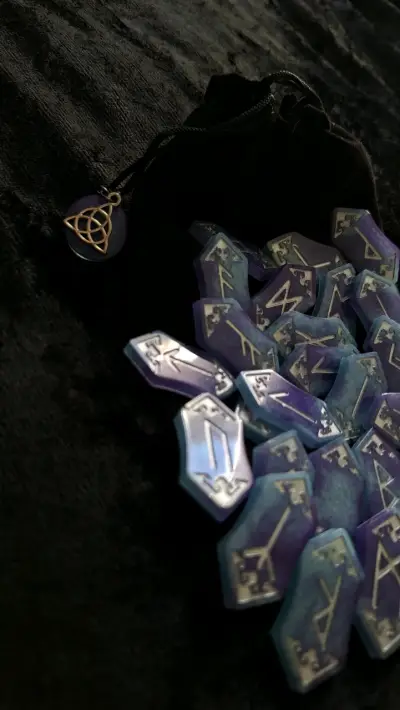 Set de runas vikingas de resina azul y púrpura - miniatura 4