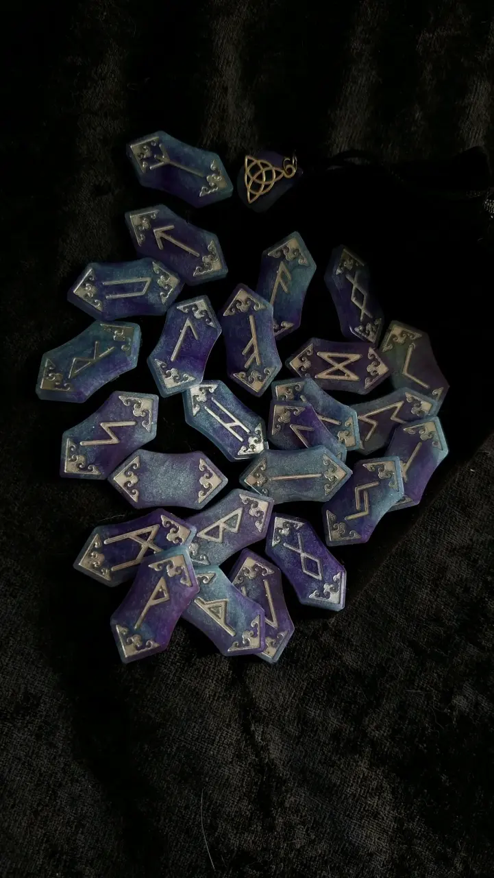 Set de runas vikingas de resina azul y púrpura - 5